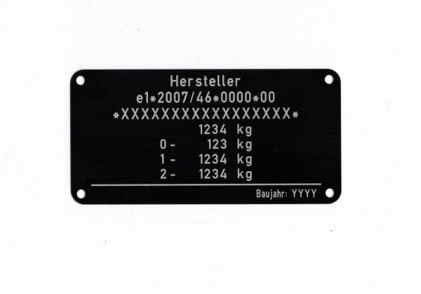 Var.14 Typenschild für die Fahrzeugklasse O1 und O2, beschriftet mit der Zusatzangabe Baujahr